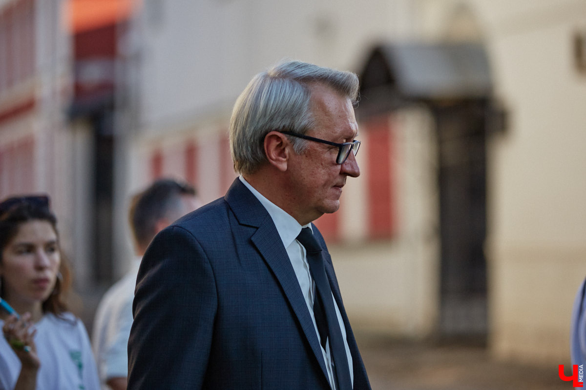 Камера, мотор и… выстрел! Такую картину наблюдала толпа владимирцев на протяжении пяти часов съемок второго сезона сериала «Дети перемен». В этот раз областная столица, а точнее ее исторический центр, понадобился для экшен-сцены. «Ключ-медиа» побывал на площадке и запечатлел самые яркие и забавные моменты рабочего процесса московских киноделов.