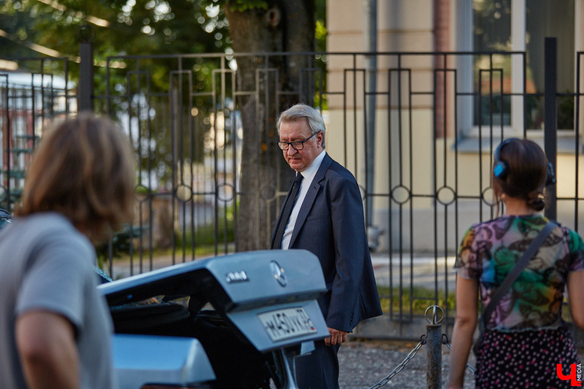 Камера, мотор и… выстрел! Такую картину наблюдала толпа владимирцев на протяжении пяти часов съемок второго сезона сериала «Дети перемен». В этот раз областная столица, а точнее ее исторический центр, понадобился для экшен-сцены. «Ключ-медиа» побывал на площадке и запечатлел самые яркие и забавные моменты рабочего процесса московских киноделов.
