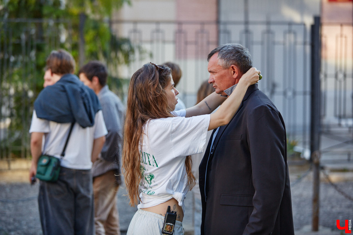 Камера, мотор и… выстрел! Такую картину наблюдала толпа владимирцев на протяжении пяти часов съемок второго сезона сериала «Дети перемен». В этот раз областная столица, а точнее ее исторический центр, понадобился для экшен-сцены. «Ключ-медиа» побывал на площадке и запечатлел самые яркие и забавные моменты рабочего процесса московских киноделов.