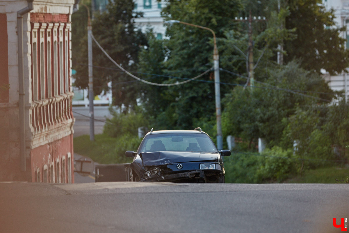 Камера, мотор и… выстрел! Такую картину наблюдала толпа владимирцев на протяжении пяти часов съемок второго сезона сериала «Дети перемен». В этот раз областная столица, а точнее ее исторический центр, понадобился для экшен-сцены. «Ключ-медиа» побывал на площадке и запечатлел самые яркие и забавные моменты рабочего процесса московских киноделов.