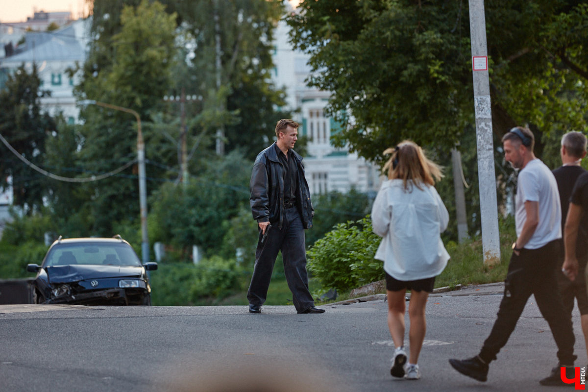 Камера, мотор и… выстрел! Такую картину наблюдала толпа владимирцев на протяжении пяти часов съемок второго сезона сериала «Дети перемен». В этот раз областная столица, а точнее ее исторический центр, понадобился для экшен-сцены. «Ключ-медиа» побывал на площадке и запечатлел самые яркие и забавные моменты рабочего процесса московских киноделов.