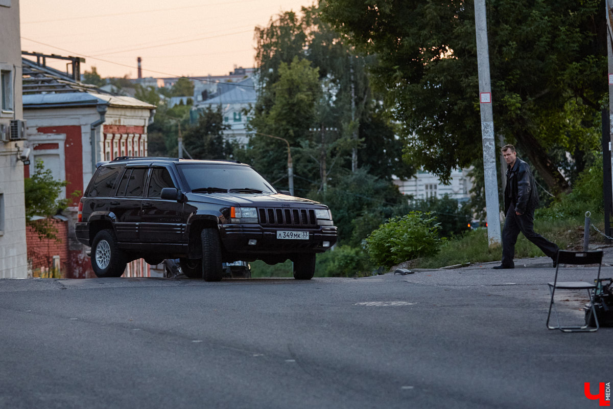 Камера, мотор и… выстрел! Такую картину наблюдала толпа владимирцев на протяжении пяти часов съемок второго сезона сериала «Дети перемен». В этот раз областная столица, а точнее ее исторический центр, понадобился для экшен-сцены. «Ключ-медиа» побывал на площадке и запечатлел самые яркие и забавные моменты рабочего процесса московских киноделов.