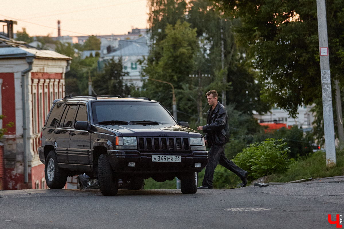 Камера, мотор и… выстрел! Такую картину наблюдала толпа владимирцев на протяжении пяти часов съемок второго сезона сериала «Дети перемен». В этот раз областная столица, а точнее ее исторический центр, понадобился для экшен-сцены. «Ключ-медиа» побывал на площадке и запечатлел самые яркие и забавные моменты рабочего процесса московских киноделов.