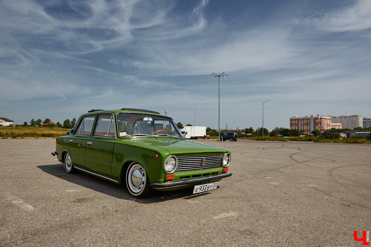 О собственной «копейке» Илья Карташов грезил с детства. Так в его гараже появились «жигули» 1976 года. По прошествии 12 лет автомобиль не узнать — в преображение четырехколесного товарища владимирец вложил немало сил. О своем пути к машине мечты ее владелец поведал «Ключ-Медиа».