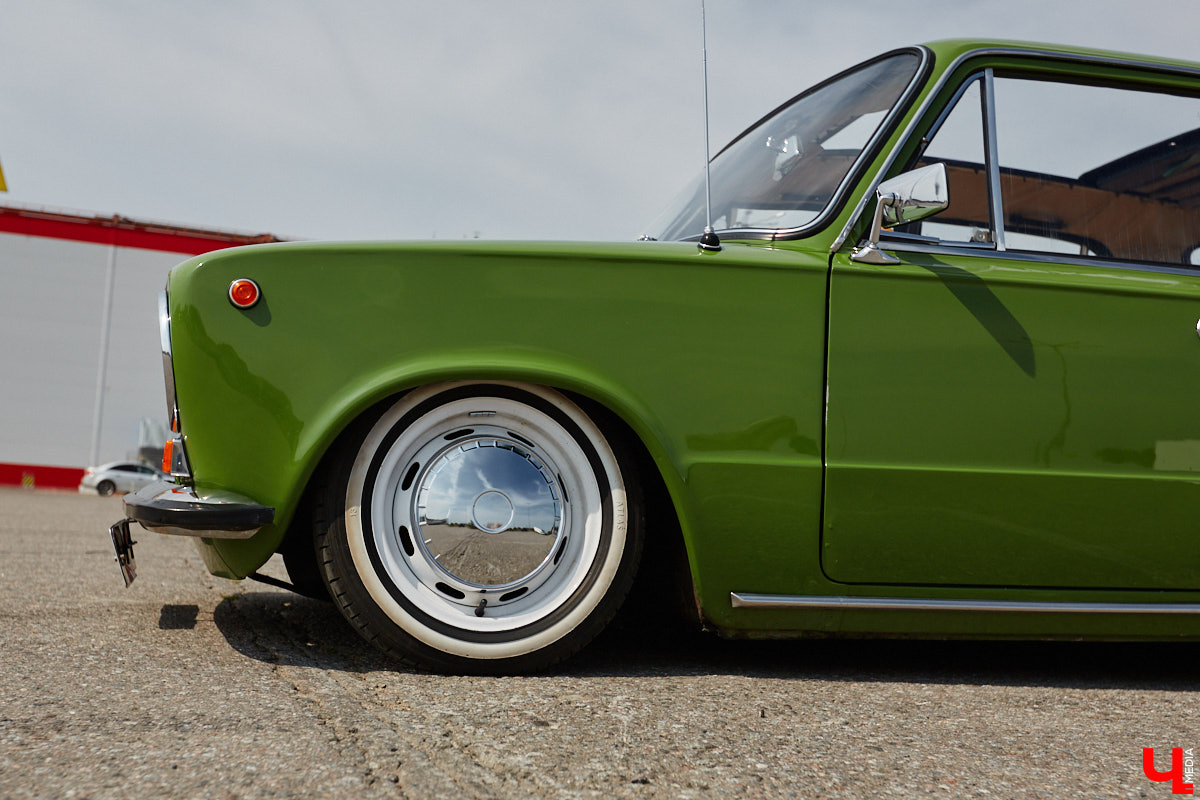 О собственной «копейке» Илья Карташов грезил с детства. Так в его гараже появились «жигули» 1976 года. По прошествии 12 лет автомобиль не узнать — в преображение четырехколесного товарища владимирец вложил немало сил. О своем пути к машине мечты ее владелец поведал «Ключ-Медиа».