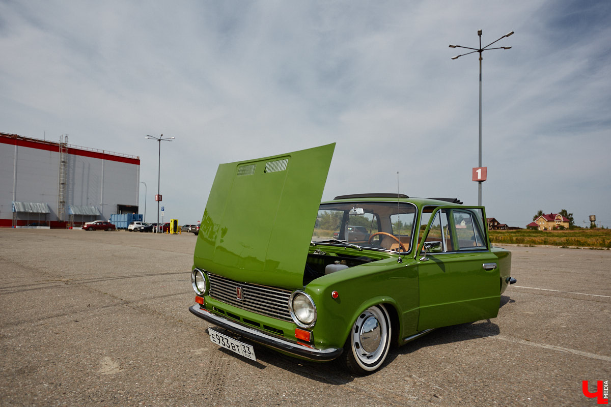 О собственной «копейке» Илья Карташов грезил с детства. Так в его гараже появились «жигули» 1976 года. По прошествии 12 лет автомобиль не узнать — в преображение четырехколесного товарища владимирец вложил немало сил. О своем пути к машине мечты ее владелец поведал «Ключ-Медиа».