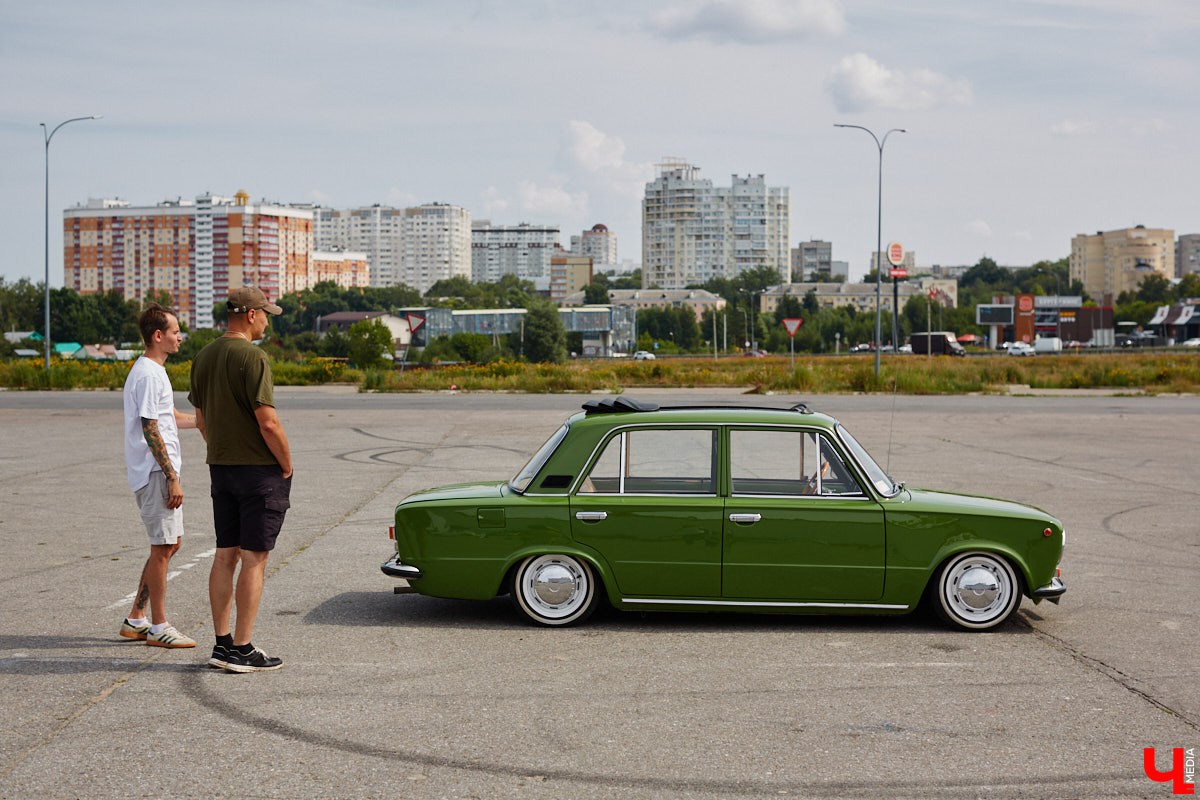 О собственной «копейке» Илья Карташов грезил с детства. Так в его гараже появились «жигули» 1976 года. По прошествии 12 лет автомобиль не узнать — в преображение четырехколесного товарища владимирец вложил немало сил. О своем пути к машине мечты ее владелец поведал «Ключ-Медиа».