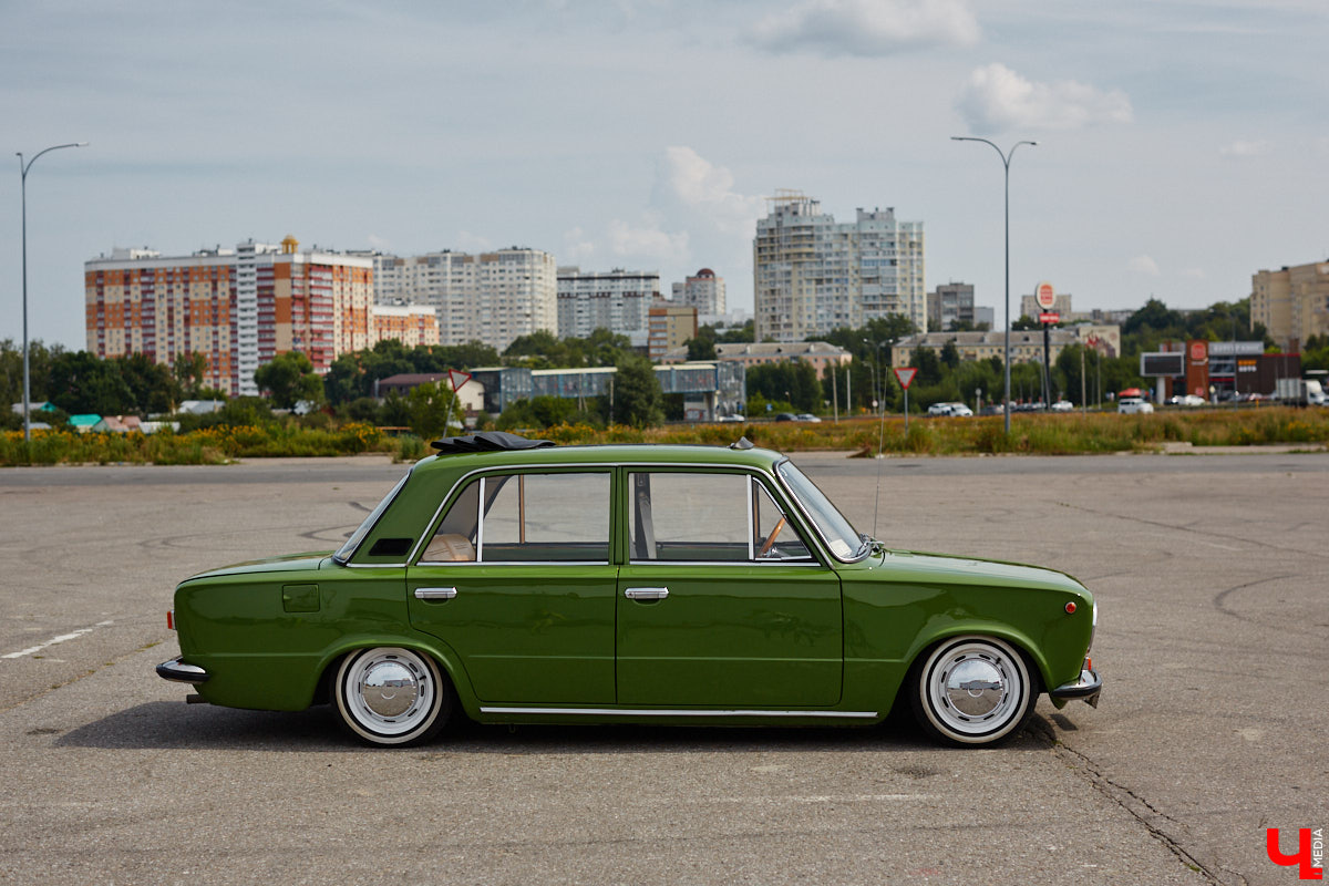 О собственной «копейке» Илья Карташов грезил с детства. Так в его гараже появились «жигули» 1976 года. По прошествии 12 лет автомобиль не узнать — в преображение четырехколесного товарища владимирец вложил немало сил. О своем пути к машине мечты ее владелец поведал «Ключ-Медиа».