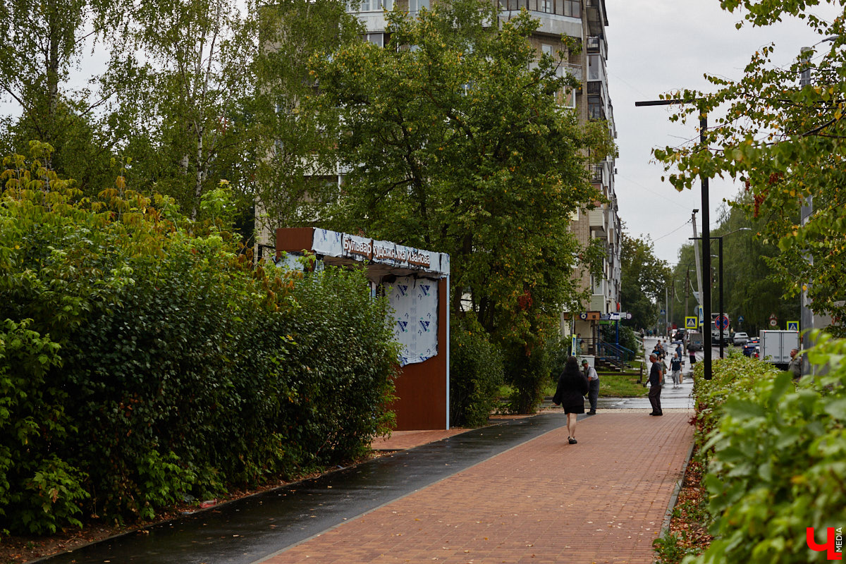 Во Владимире продолжается благоустройство бульвара Художника Иванова. Проект несколько раз трансформировался, но этой весной его наконец начали воплощать в жизнь. И первые изменения уже можно увидеть своими глазами.