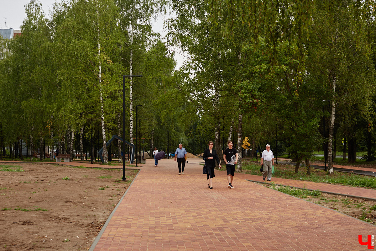 Во Владимире продолжается благоустройство бульвара Художника Иванова. Проект несколько раз трансформировался, но этой весной его наконец начали воплощать в жизнь. И первые изменения уже можно увидеть своими глазами.