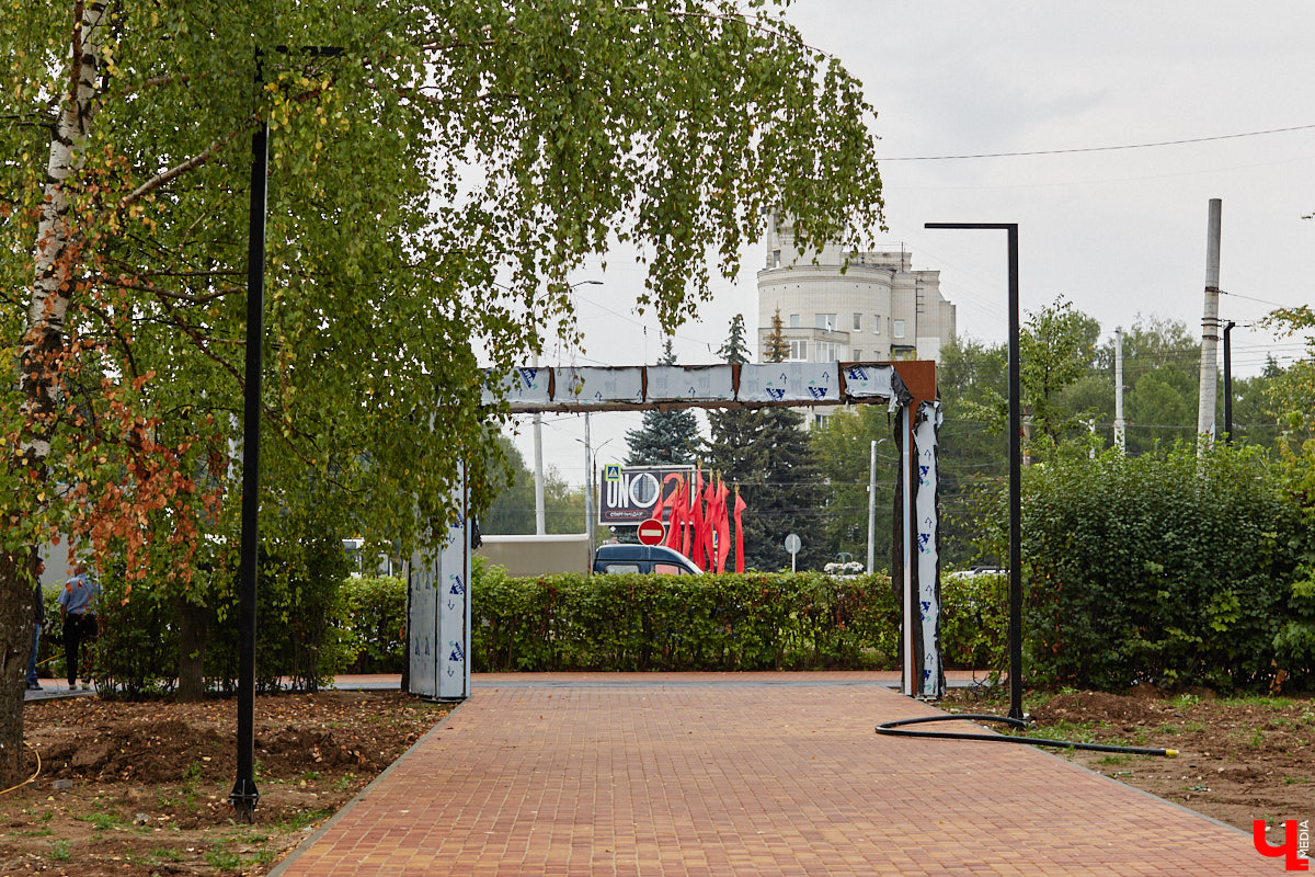 Во Владимире продолжается благоустройство бульвара Художника Иванова. Проект несколько раз трансформировался, но этой весной его наконец начали воплощать в жизнь. И первые изменения уже можно увидеть своими глазами.