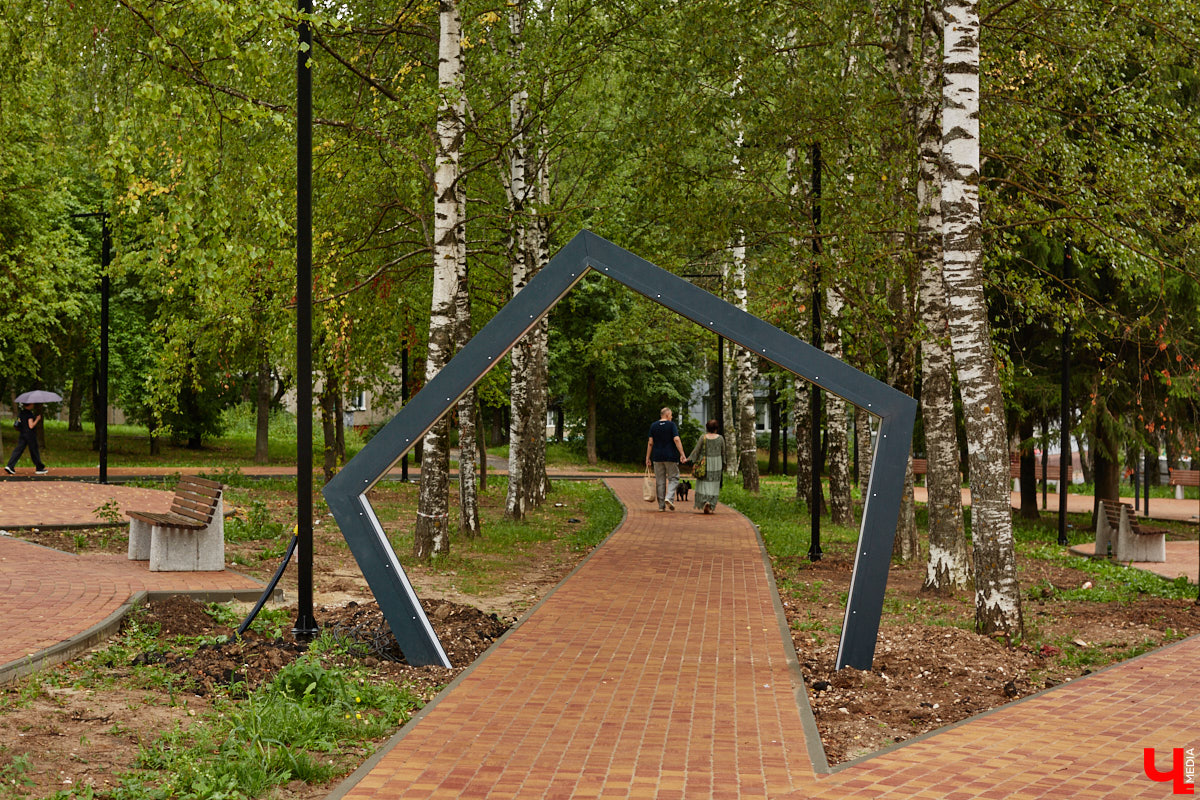 Во Владимире продолжается благоустройство бульвара Художника Иванова. Проект несколько раз трансформировался, но этой весной его наконец начали воплощать в жизнь. И первые изменения уже можно увидеть своими глазами.
