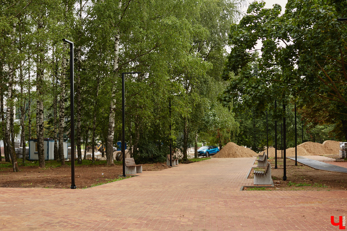 Во Владимире продолжается благоустройство бульвара Художника Иванова. Проект несколько раз трансформировался, но этой весной его наконец начали воплощать в жизнь. И первые изменения уже можно увидеть своими глазами.