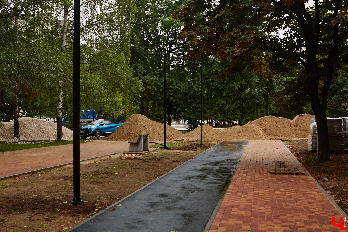 Во Владимире продолжается благоустройство бульвара Художника Иванова. Проект несколько раз трансформировался, но этой весной его наконец начали воплощать в жизнь. И первые изменения уже можно увидеть своими глазами.
