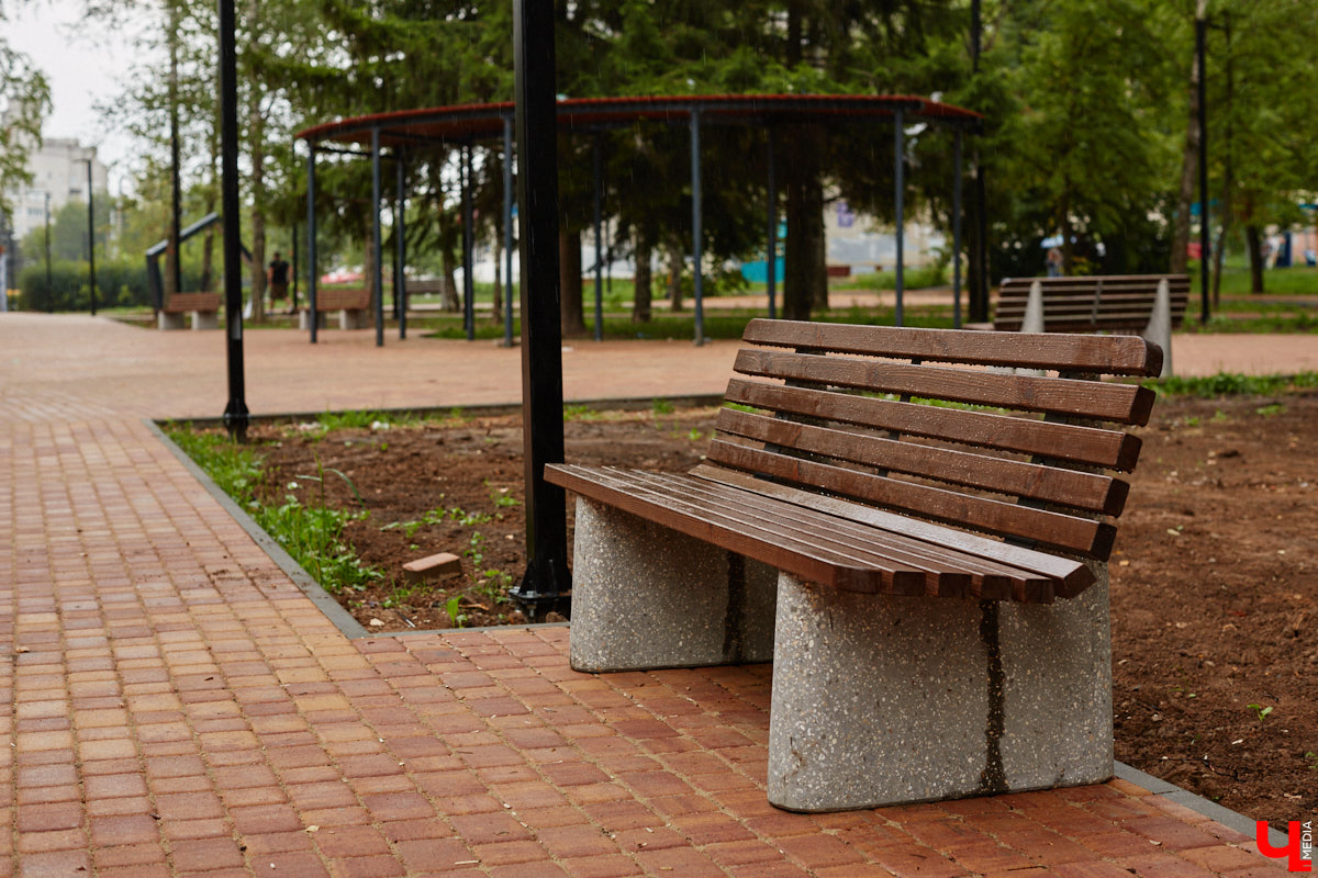 Во Владимире продолжается благоустройство бульвара Художника Иванова. Проект несколько раз трансформировался, но этой весной его наконец начали воплощать в жизнь. И первые изменения уже можно увидеть своими глазами.