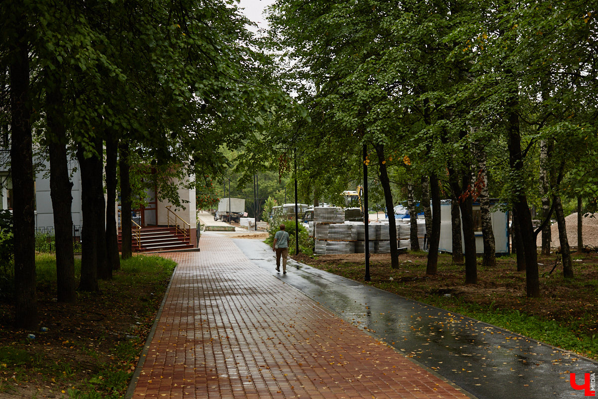Во Владимире продолжается благоустройство бульвара Художника Иванова. Проект несколько раз трансформировался, но этой весной его наконец начали воплощать в жизнь. И первые изменения уже можно увидеть своими глазами.