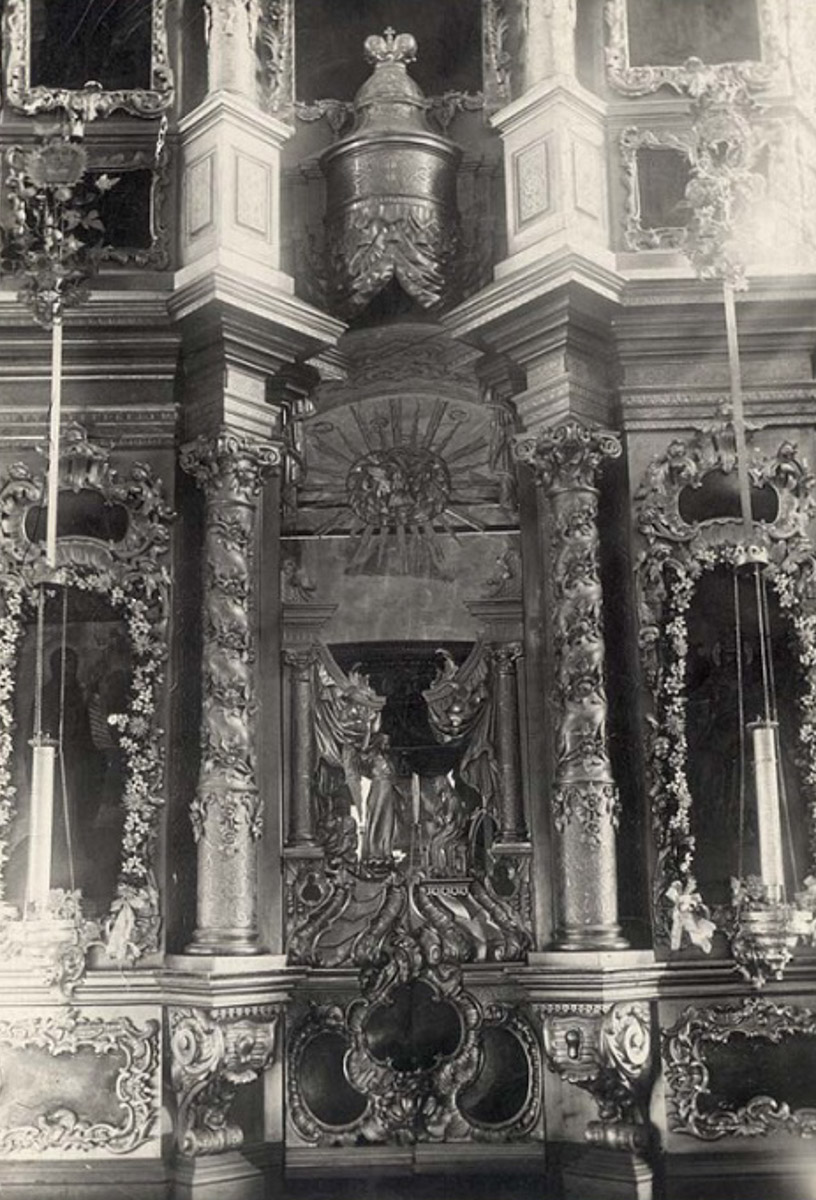 Никитская церковь, известная во Владимире как «зеленая», возвышается севернее Золотых ворот на остатках земляного вала XII века. Она резко отличается от других культовых зданий XVIII века и скорее похожа на нарядный трехэтажный дворец, нежели на храм. Но ее история интересна не менее, чем внешний облик.