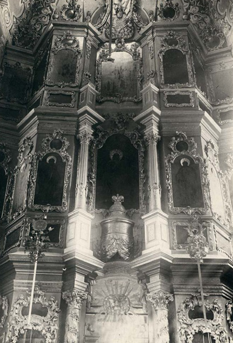 Никитская церковь, известная во Владимире как «зеленая», возвышается севернее Золотых ворот на остатках земляного вала XII века. Она резко отличается от других культовых зданий XVIII века и скорее похожа на нарядный трехэтажный дворец, нежели на храм. Но ее история интересна не менее, чем внешний облик.