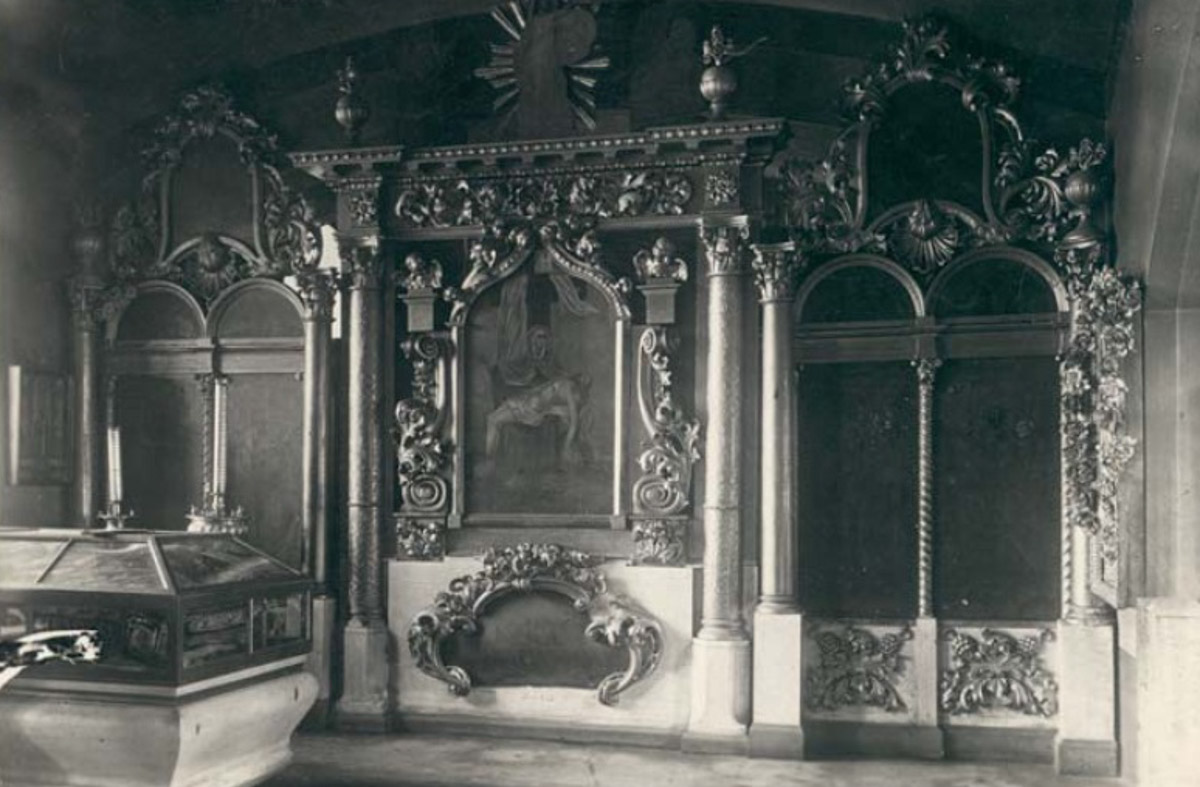 Никитская церковь, известная во Владимире как «зеленая», возвышается севернее Золотых ворот на остатках земляного вала XII века. Она резко отличается от других культовых зданий XVIII века и скорее похожа на нарядный трехэтажный дворец, нежели на храм. Но ее история интересна не менее, чем внешний облик.