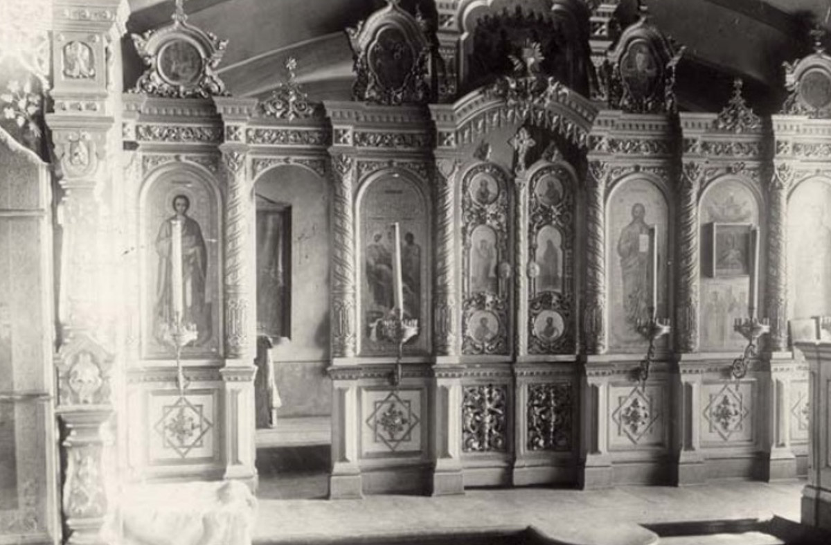 Никитская церковь, известная во Владимире как «зеленая», возвышается севернее Золотых ворот на остатках земляного вала XII века. Она резко отличается от других культовых зданий XVIII века и скорее похожа на нарядный трехэтажный дворец, нежели на храм. Но ее история интересна не менее, чем внешний облик.