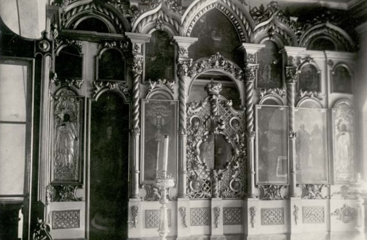 Никитская церковь, известная во Владимире как «зеленая», возвышается севернее Золотых ворот на остатках земляного вала XII века. Она резко отличается от других культовых зданий XVIII века и скорее похожа на нарядный трехэтажный дворец, нежели на храм. Но ее история интересна не менее, чем внешний облик.