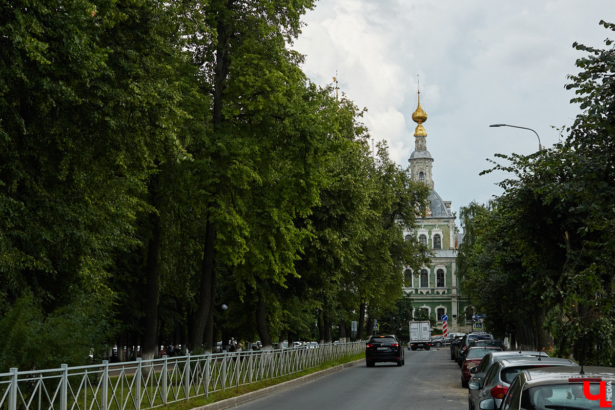 Никитская церковь, известная во Владимире как «зеленая», возвышается севернее Золотых ворот на остатках земляного вала XII века. Она резко отличается от других культовых зданий XVIII века и скорее похожа на нарядный трехэтажный дворец, нежели на храм. Но ее история интересна не менее, чем внешний облик.