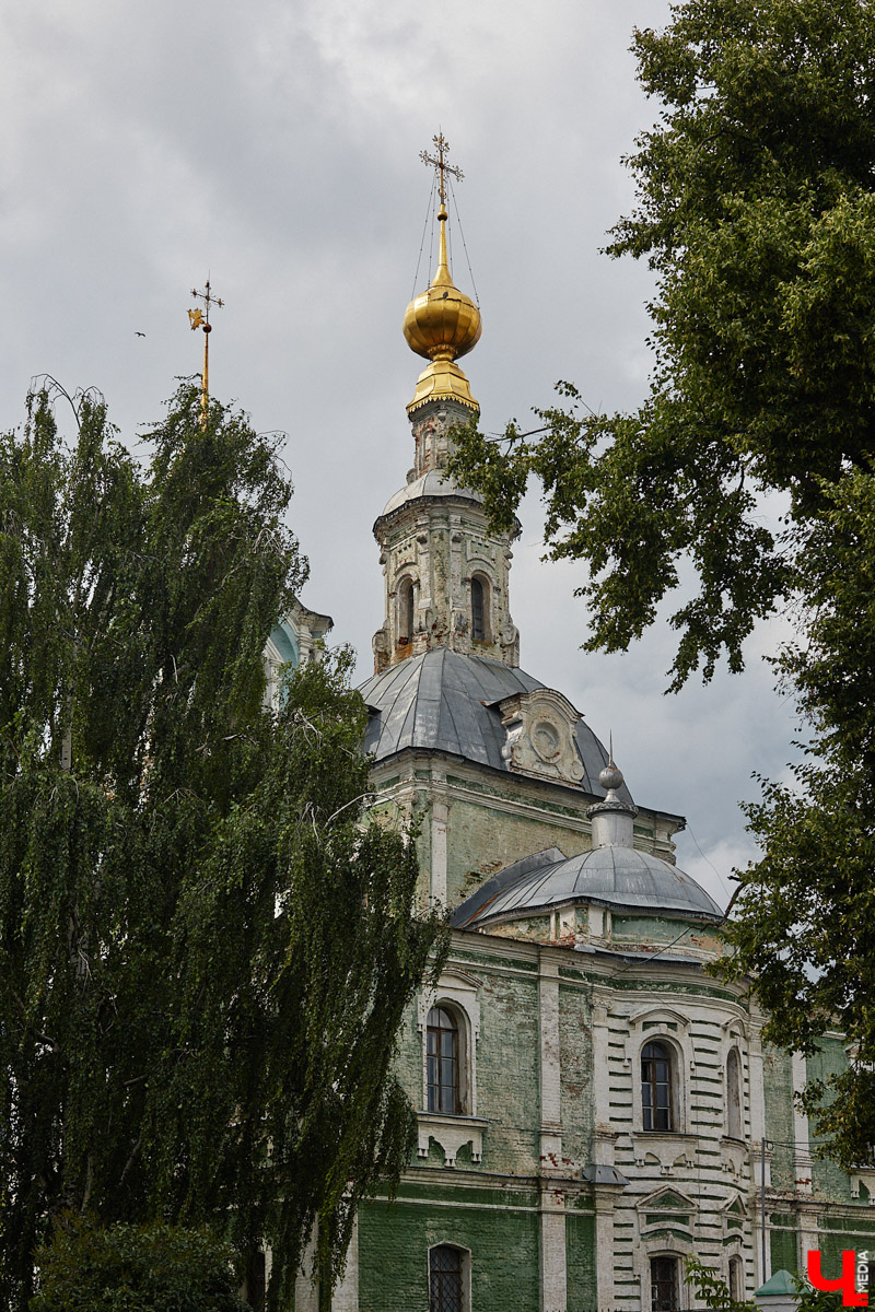 Никитская церковь, известная во Владимире как «зеленая», возвышается севернее Золотых ворот на остатках земляного вала XII века. Она резко отличается от других культовых зданий XVIII века и скорее похожа на нарядный трехэтажный дворец, нежели на храм. Но ее история интересна не менее, чем внешний облик.