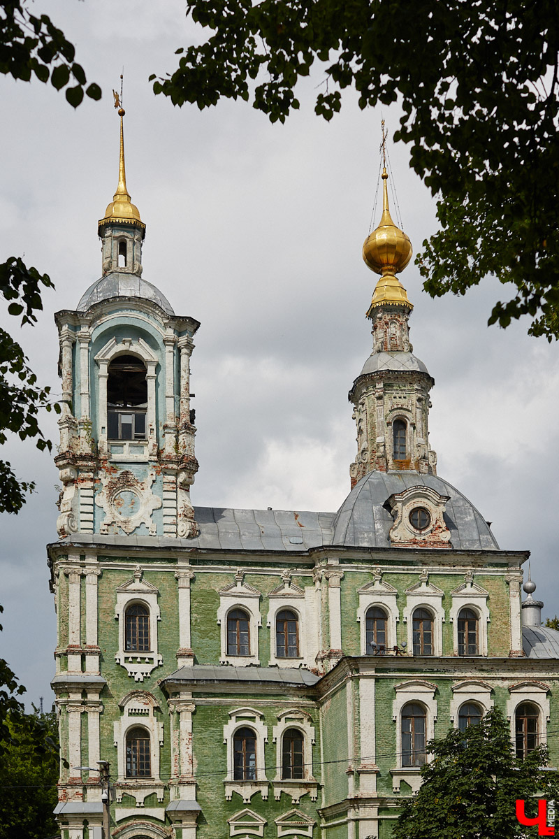 Никитская церковь, известная во Владимире как «зеленая», возвышается севернее Золотых ворот на остатках земляного вала XII века. Она резко отличается от других культовых зданий XVIII века и скорее похожа на нарядный трехэтажный дворец, нежели на храм. Но ее история интересна не менее, чем внешний облик.