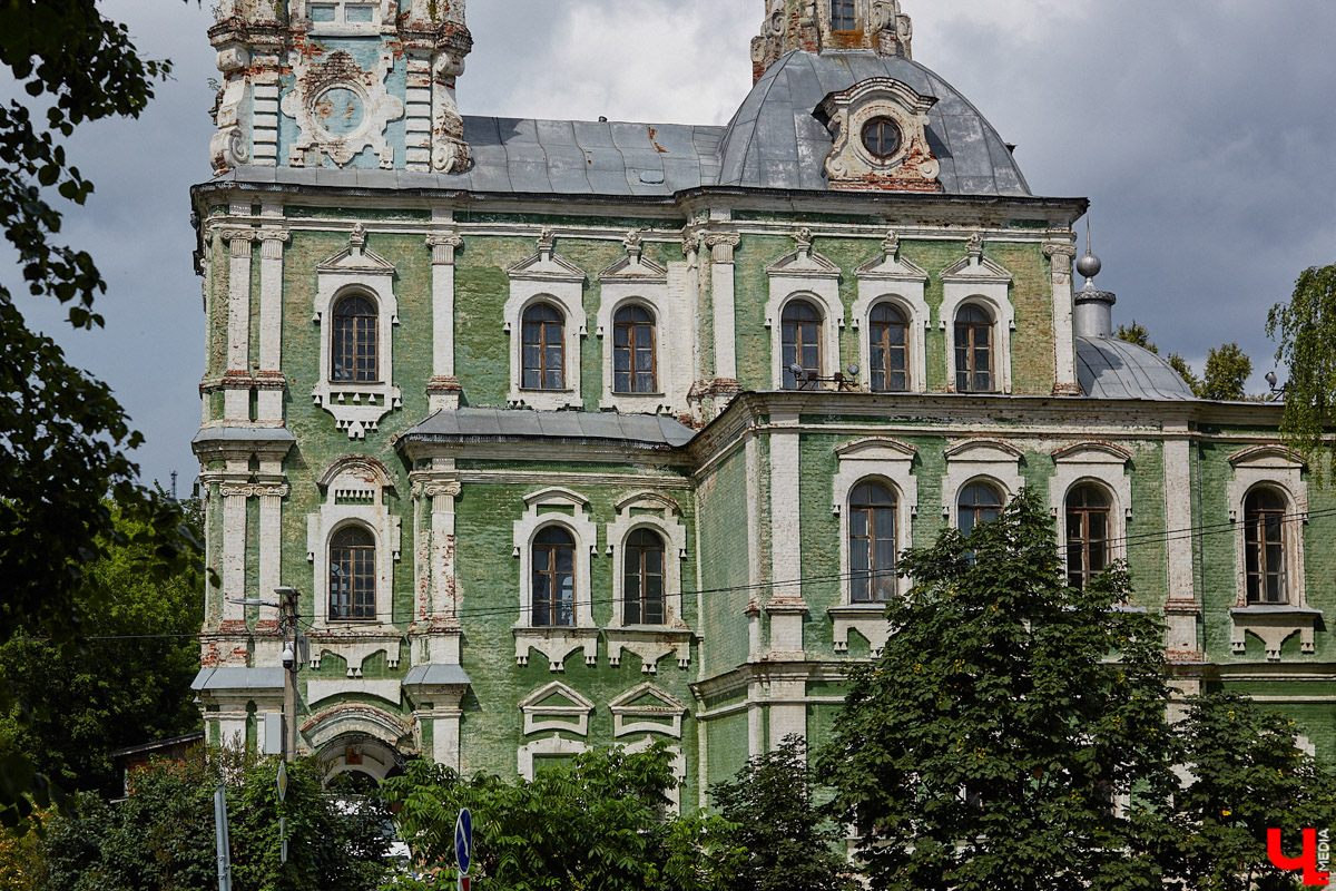 Никитская церковь, известная во Владимире как «зеленая», возвышается севернее Золотых ворот на остатках земляного вала XII века. Она резко отличается от других культовых зданий XVIII века и скорее похожа на нарядный трехэтажный дворец, нежели на храм. Но ее история интересна не менее, чем внешний облик.