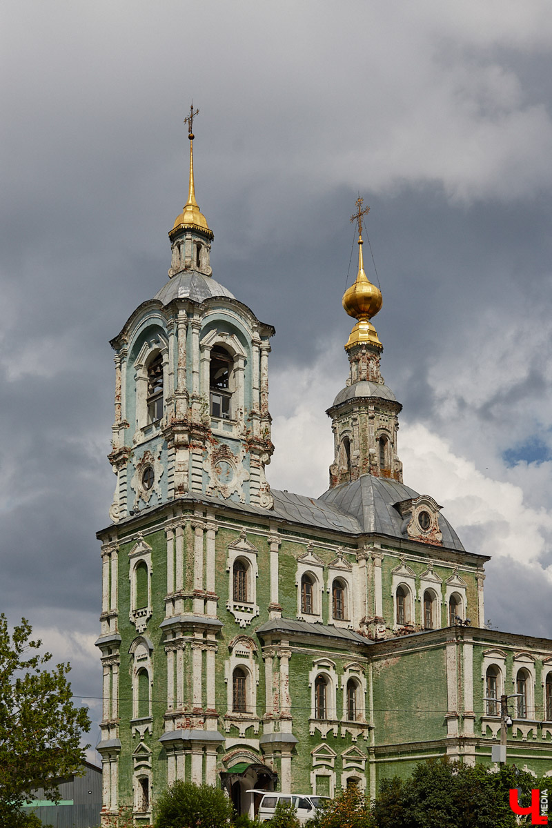 Никитская церковь, известная во Владимире как «зеленая», возвышается севернее Золотых ворот на остатках земляного вала XII века. Она резко отличается от других культовых зданий XVIII века и скорее похожа на нарядный трехэтажный дворец, нежели на храм. Но ее история интересна не менее, чем внешний облик.