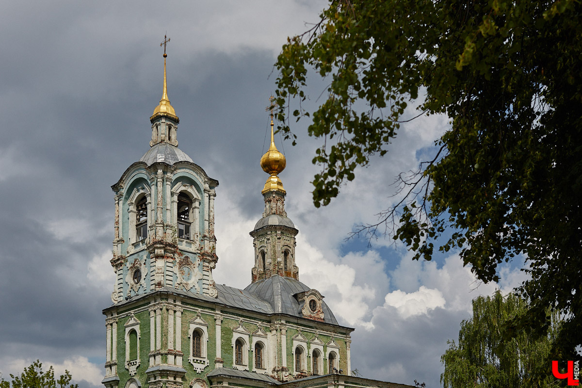 Никитская церковь, известная во Владимире как «зеленая», возвышается севернее Золотых ворот на остатках земляного вала XII века. Она резко отличается от других культовых зданий XVIII века и скорее похожа на нарядный трехэтажный дворец, нежели на храм. Но ее история интересна не менее, чем внешний облик.