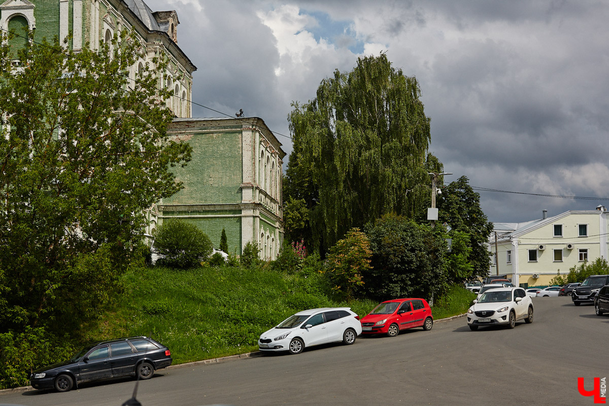 Никитская церковь, известная во Владимире как «зеленая», возвышается севернее Золотых ворот на остатках земляного вала XII века. Она резко отличается от других культовых зданий XVIII века и скорее похожа на нарядный трехэтажный дворец, нежели на храм. Но ее история интересна не менее, чем внешний облик.