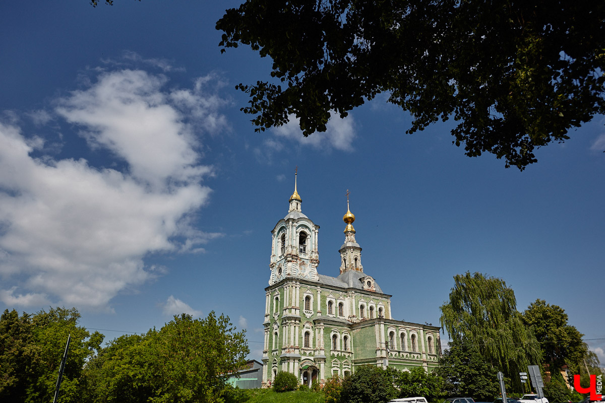 Никитская церковь, известная во Владимире как «зеленая», возвышается севернее Золотых ворот на остатках земляного вала XII века. Она резко отличается от других культовых зданий XVIII века и скорее похожа на нарядный трехэтажный дворец, нежели на храм. Но ее история интересна не менее, чем внешний облик.