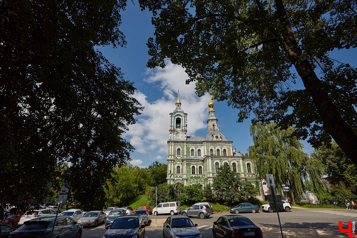 Никитская церковь, известная во Владимире как «зеленая», возвышается севернее Золотых ворот на остатках земляного вала XII века. Она резко отличается от других культовых зданий XVIII века и скорее похожа на нарядный трехэтажный дворец, нежели на храм. Но ее история интересна не менее, чем внешний облик.
