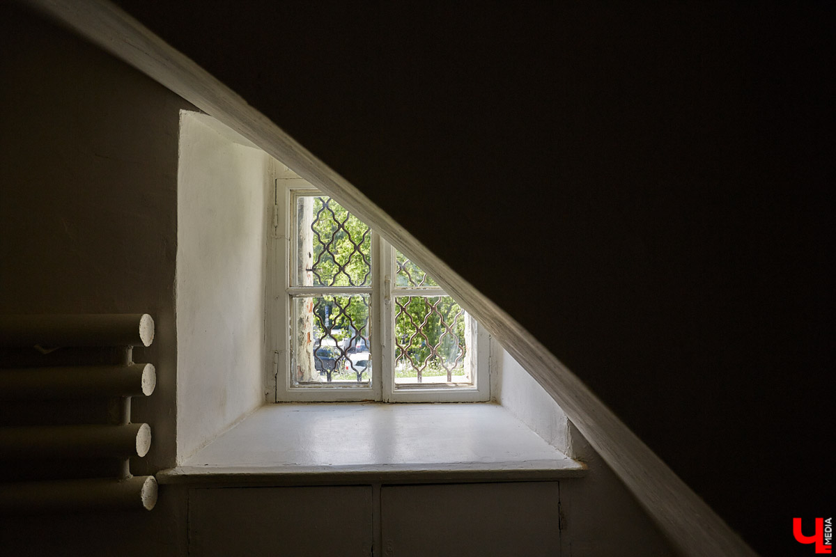 Никитская церковь, известная во Владимире как «зеленая», возвышается севернее Золотых ворот на остатках земляного вала XII века. Она резко отличается от других культовых зданий XVIII века и скорее похожа на нарядный трехэтажный дворец, нежели на храм. Но ее история интересна не менее, чем внешний облик.