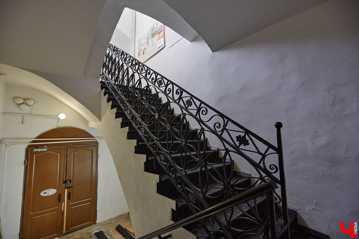 Никитская церковь, известная во Владимире как «зеленая», возвышается севернее Золотых ворот на остатках земляного вала XII века. Она резко отличается от других культовых зданий XVIII века и скорее похожа на нарядный трехэтажный дворец, нежели на храм. Но ее история интересна не менее, чем внешний облик.