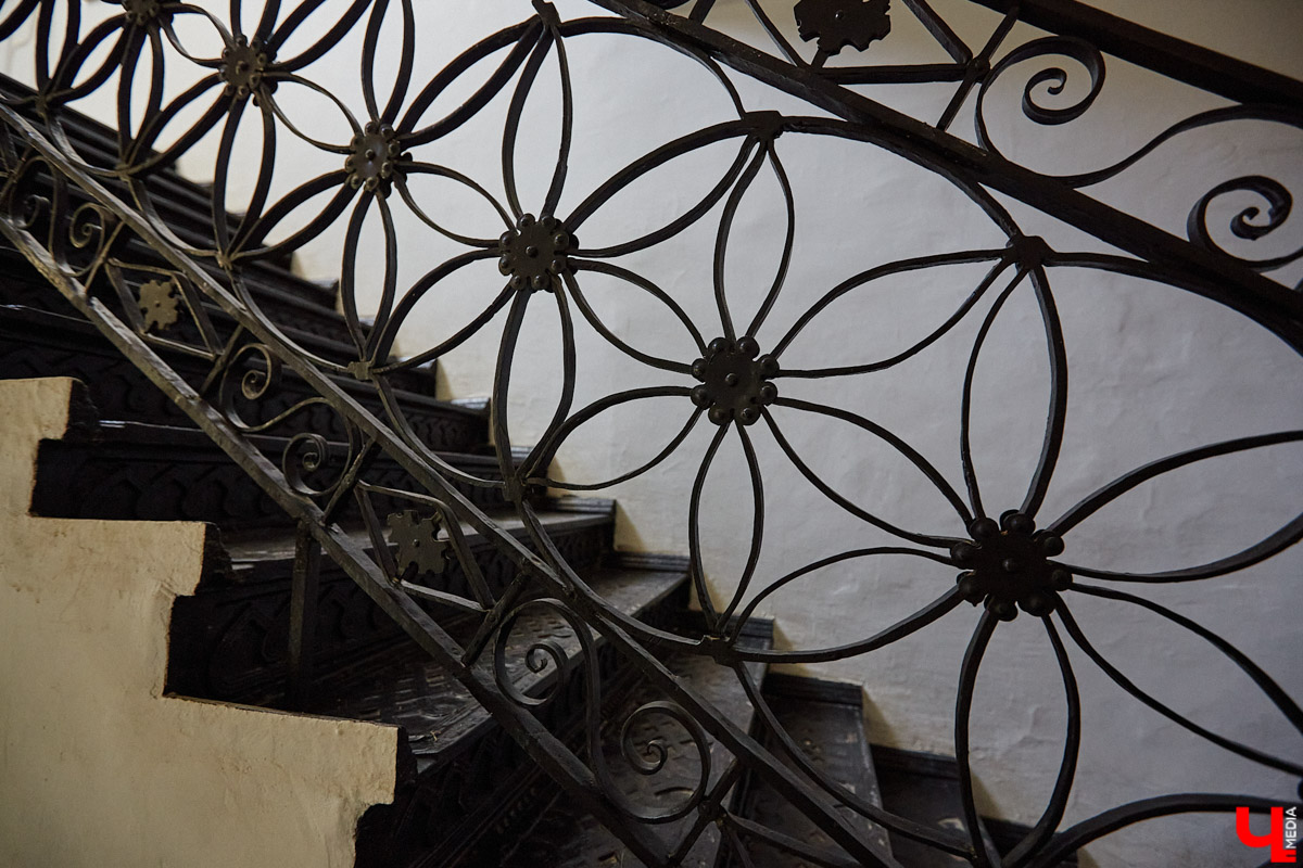 Никитская церковь, известная во Владимире как «зеленая», возвышается севернее Золотых ворот на остатках земляного вала XII века. Она резко отличается от других культовых зданий XVIII века и скорее похожа на нарядный трехэтажный дворец, нежели на храм. Но ее история интересна не менее, чем внешний облик.