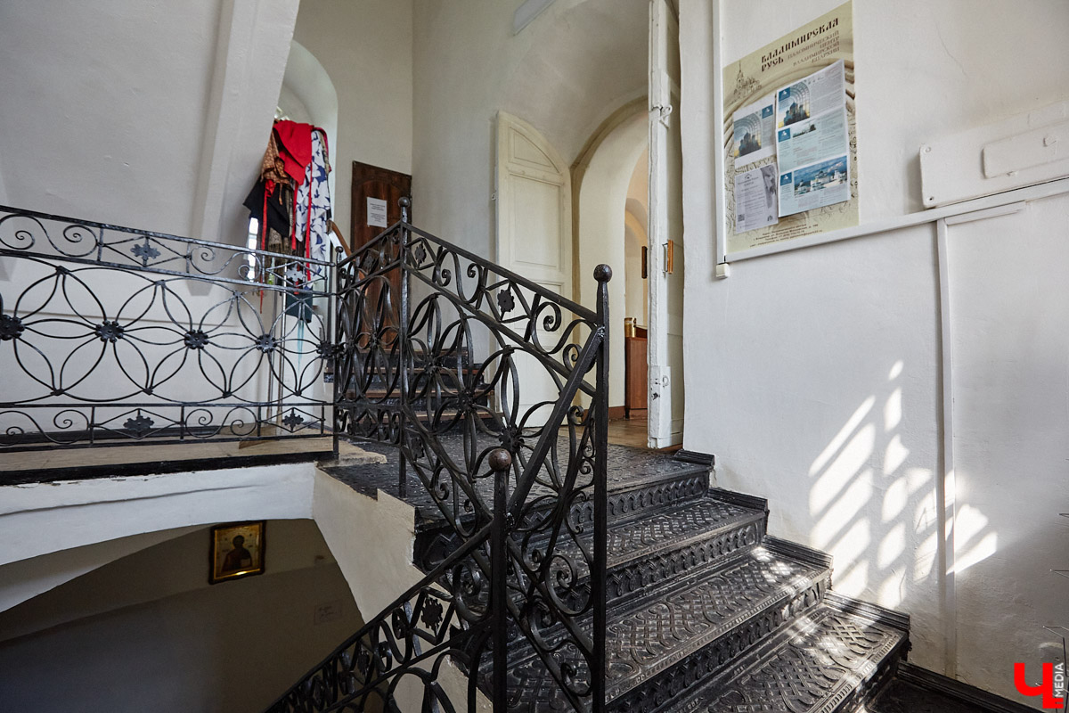 Никитская церковь, известная во Владимире как «зеленая», возвышается севернее Золотых ворот на остатках земляного вала XII века. Она резко отличается от других культовых зданий XVIII века и скорее похожа на нарядный трехэтажный дворец, нежели на храм. Но ее история интересна не менее, чем внешний облик.