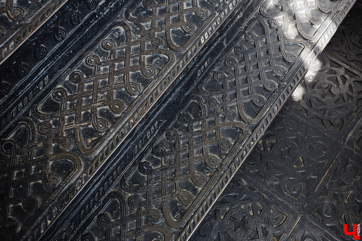 Никитская церковь, известная во Владимире как «зеленая», возвышается севернее Золотых ворот на остатках земляного вала XII века. Она резко отличается от других культовых зданий XVIII века и скорее похожа на нарядный трехэтажный дворец, нежели на храм. Но ее история интересна не менее, чем внешний облик.