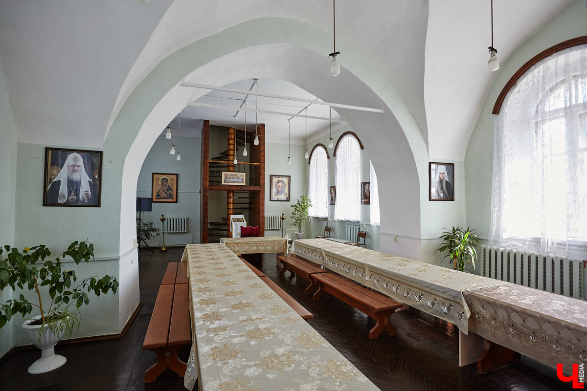 Никитская церковь, известная во Владимире как «зеленая», возвышается севернее Золотых ворот на остатках земляного вала XII века. Она резко отличается от других культовых зданий XVIII века и скорее похожа на нарядный трехэтажный дворец, нежели на храм. Но ее история интересна не менее, чем внешний облик.