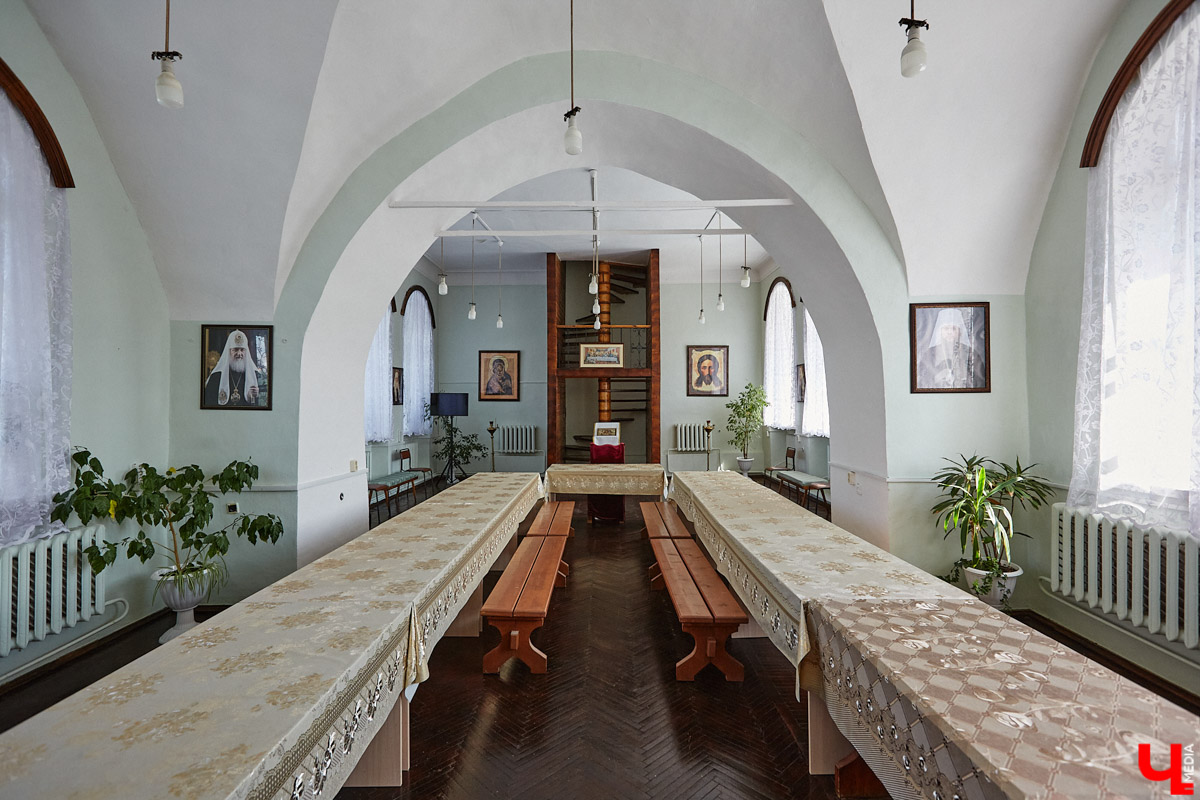 Никитская церковь, известная во Владимире как «зеленая», возвышается севернее Золотых ворот на остатках земляного вала XII века. Она резко отличается от других культовых зданий XVIII века и скорее похожа на нарядный трехэтажный дворец, нежели на храм. Но ее история интересна не менее, чем внешний облик.