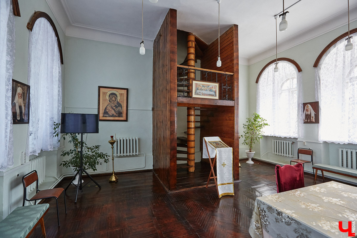 Никитская церковь, известная во Владимире как «зеленая», возвышается севернее Золотых ворот на остатках земляного вала XII века. Она резко отличается от других культовых зданий XVIII века и скорее похожа на нарядный трехэтажный дворец, нежели на храм. Но ее история интересна не менее, чем внешний облик.