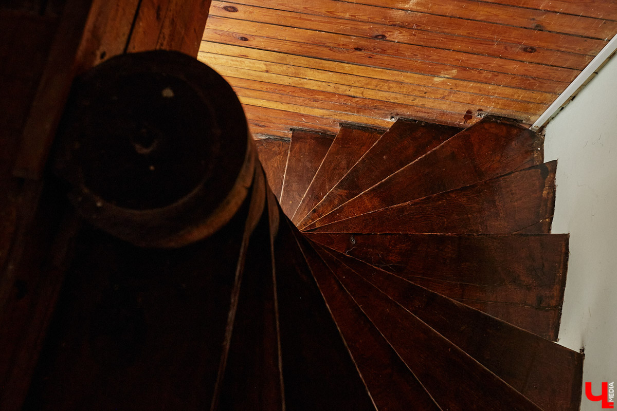 Никитская церковь, известная во Владимире как «зеленая», возвышается севернее Золотых ворот на остатках земляного вала XII века. Она резко отличается от других культовых зданий XVIII века и скорее похожа на нарядный трехэтажный дворец, нежели на храм. Но ее история интересна не менее, чем внешний облик.