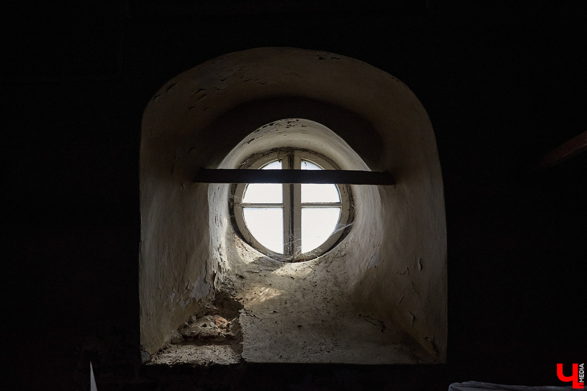 Никитская церковь, известная во Владимире как «зеленая», возвышается севернее Золотых ворот на остатках земляного вала XII века. Она резко отличается от других культовых зданий XVIII века и скорее похожа на нарядный трехэтажный дворец, нежели на храм. Но ее история интересна не менее, чем внешний облик.