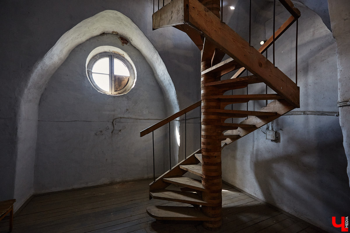 Никитская церковь, известная во Владимире как «зеленая», возвышается севернее Золотых ворот на остатках земляного вала XII века. Она резко отличается от других культовых зданий XVIII века и скорее похожа на нарядный трехэтажный дворец, нежели на храм. Но ее история интересна не менее, чем внешний облик.