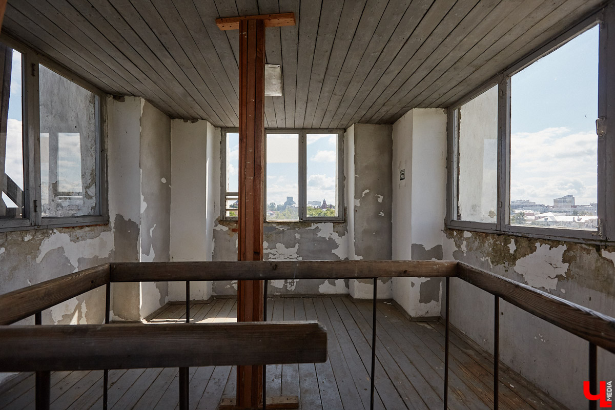 Никитская церковь, известная во Владимире как «зеленая», возвышается севернее Золотых ворот на остатках земляного вала XII века. Она резко отличается от других культовых зданий XVIII века и скорее похожа на нарядный трехэтажный дворец, нежели на храм. Но ее история интересна не менее, чем внешний облик.