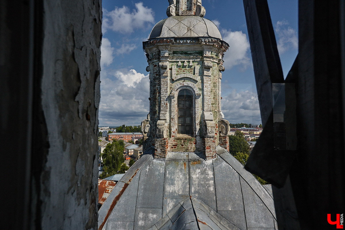 Никитская церковь, известная во Владимире как «зеленая», возвышается севернее Золотых ворот на остатках земляного вала XII века. Она резко отличается от других культовых зданий XVIII века и скорее похожа на нарядный трехэтажный дворец, нежели на храм. Но ее история интересна не менее, чем внешний облик.