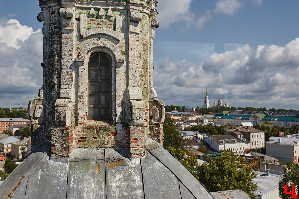 Никитская церковь, известная во Владимире как «зеленая», возвышается севернее Золотых ворот на остатках земляного вала XII века. Она резко отличается от других культовых зданий XVIII века и скорее похожа на нарядный трехэтажный дворец, нежели на храм. Но ее история интересна не менее, чем внешний облик.