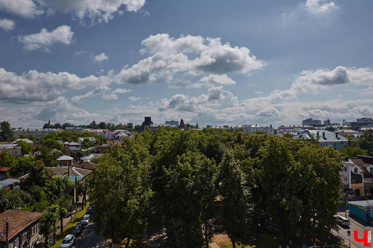 Никитская церковь, известная во Владимире как «зеленая», возвышается севернее Золотых ворот на остатках земляного вала XII века. Она резко отличается от других культовых зданий XVIII века и скорее похожа на нарядный трехэтажный дворец, нежели на храм. Но ее история интересна не менее, чем внешний облик.