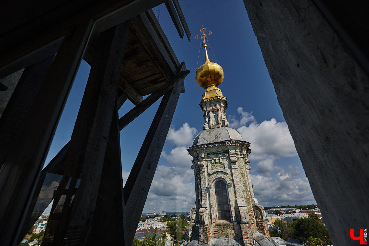 Никитская церковь, известная во Владимире как «зеленая», возвышается севернее Золотых ворот на остатках земляного вала XII века. Она резко отличается от других культовых зданий XVIII века и скорее похожа на нарядный трехэтажный дворец, нежели на храм. Но ее история интересна не менее, чем внешний облик.